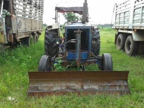 ขายรถไถ FORD 5500 เสื้อลาย รถใช้งานได้ปกติ เอกสารสัญญาซื้อขาย อุปกรณ์ผานดันหน้า และผาน 3 ราคาต่อรองได้ครับ