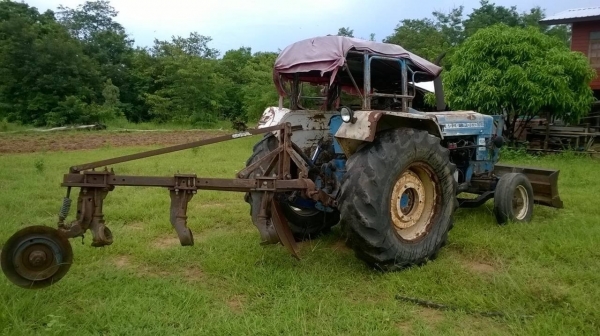 ขายรถไถ FORD 5500 เสื้อลาย รถใช้งานได้ปกติ เอกสารสัญญาซื้อขาย อุปกรณ์ผานดันหน้า และผาน 3 ราคาต่อรองได้ครับ
