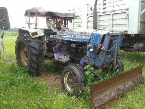 ขายรถไถ FORD 5500 เสื้อลาย รถใช้งานได้ปกติ เอกสารสัญญาซื้อขาย อุปกรณ์ผานดันหน้า และผาน 3 ราคาต่อรองได้ครับ