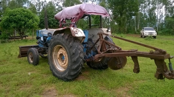 ขายรถไถ FORD 5500 เสื้อลาย รถใช้งานได้ปกติ เอกสารสัญญาซื้อขาย อุปกรณ์ผานดันหน้า และผาน 3 ราคาต่อรองได้ครับ