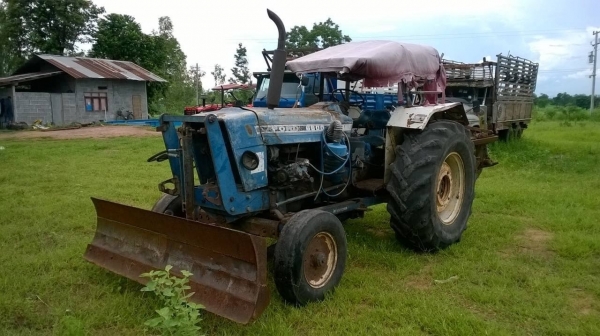 ขายรถไถ FORD 5500 เสื้อลาย รถใช้งานได้ปกติ เอกสารสัญญาซื้อขาย อุปกรณ์ผานดันหน้า และผาน 3 ราคาต่อรองได้ครับ