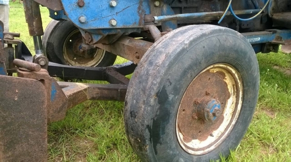 ขายรถไถ FORD 5500 เสื้อลาย รถใช้งานได้ปกติ เอกสารสัญญาซื้อขาย อุปกรณ์ผานดันหน้า และผาน 3 ราคาต่อรองได้ครับ