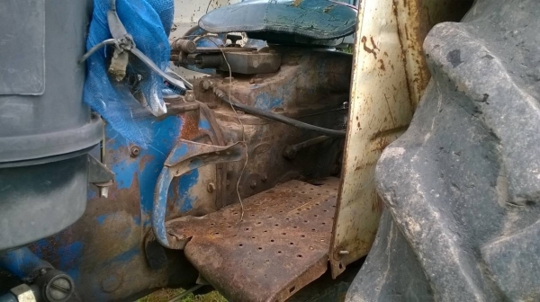 ขายรถไถ FORD 5500 เสื้อลาย รถใช้งานได้ปกติ เอกสารสัญญาซื้อขาย อุปกรณ์ผานดันหน้า และผาน 3 ราคาต่อรองได้ครับ