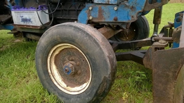 ขายรถไถ FORD 5500 เสื้อลาย รถใช้งานได้ปกติ เอกสารสัญญาซื้อขาย อุปกรณ์ผานดันหน้า และผาน 3 ราคาต่อรองได้ครับ