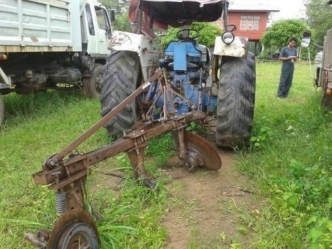 ขายรถไถ FORD 5500 เสื้อลาย รถใช้งานได้ปกติ เอกสารสัญญาซื้อขาย อุปกรณ์ผานดันหน้า และผาน 3 ราคาต่อรองได้ครับ