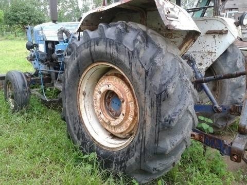 ขายรถไถ FORD 5500 เสื้อลาย รถใช้งานได้ปกติ เอกสารสัญญาซื้อขาย อุปกรณ์ผานดันหน้า และผาน 3 ราคาต่อรองได้ครับ