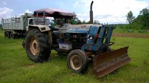 ขายรถไถ FORD 5500 เสื้อลาย รถใช้งานได้ปกติ เอกสารสัญญาซื้อขาย อุปกรณ์ผานดันหน้า และผาน 3 ราคาต่อรองได้ครับ