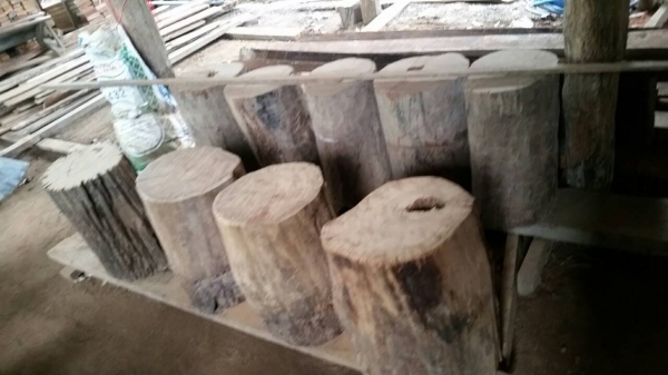 ลูกนั่งไม้แงะ  ไม้เต็งเก่าลายน้ำ