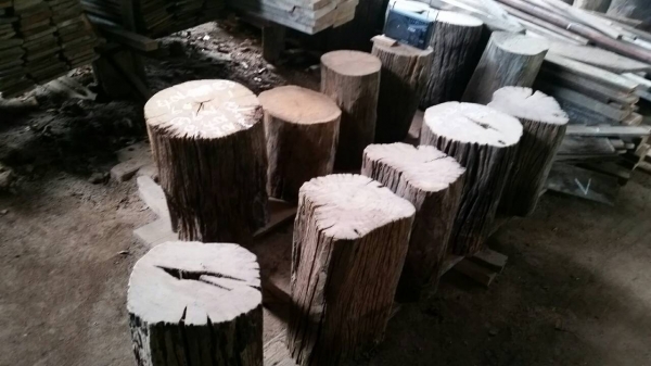 ลูกนั่งไม้แงะ  ไม้เต็งเก่าลายน้ำ