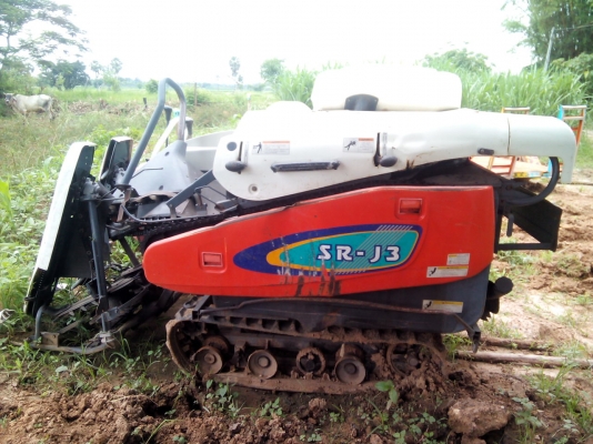 47000บาทลดสุดๆไปครับรถเกี่ยวนวดข้าวนั่งขับ คูโบต้า จอยคอม SR-J3 พร้อมใช้ราคาถูก