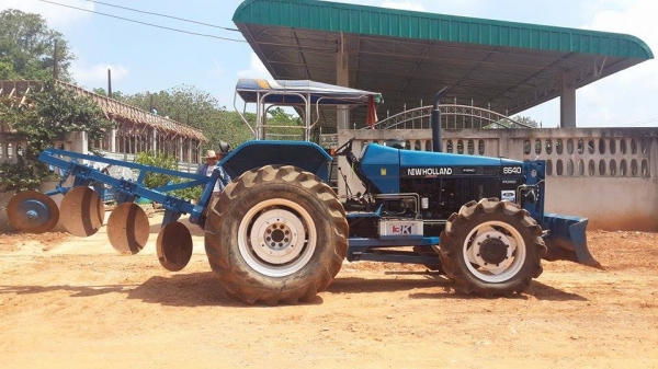 ขายรถไถ FORD 6640 90 แรงม้า 4 สูบ เครื่องแน่น 2 เพลา ยางใหม่ 4 เส้น พร้อมใช้งาน มีอุปกรณ์ 3 อย่าง คือ ผานดันหน้า+ผาน3 และผานตัดหญ้า คานหน้า New Holland รถใช้งานน้อย เจ้าของขายเอง ทะเบียนพร้อมโอน สนใจติดต่อ เบอร์โทร. 089-8681128 ราคาต่อรองได้ครับ