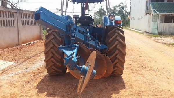 ขายรถไถ FORD 6640 90 แรงม้า 4 สูบ เครื่องแน่น 2 เพลา ยางใหม่ 4 เส้น พร้อมใช้งาน มีอุปกรณ์ 3 อย่าง คือ ผานดันหน้า+ผาน3 และผานตัดหญ้า คานหน้า New Holland รถใช้งานน้อย เจ้าของขายเอง ทะเบียนพร้อมโอน สนใจติดต่อ เบอร์โทร. 089-8681128 ราคาต่อรองได้ครับ