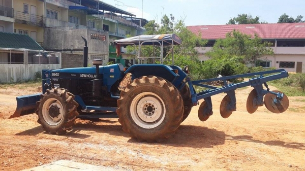 ขายรถไถ FORD 6640 90 แรงม้า 4 สูบ เครื่องแน่น 2 เพลา ยางใหม่ 4 เส้น พร้อมใช้งาน มีอุปกรณ์ 3 อย่าง คือ ผานดันหน้า+ผาน3 และผานตัดหญ้า คานหน้า New Holland รถใช้งานน้อย เจ้าของขายเอง ทะเบียนพร้อมโอน สนใจติดต่อ เบอร์โทร. 089-8681128 ราคาต่อรองได้ครับ