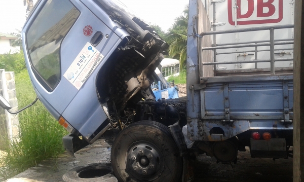 จองแล้ว(รับเงินมัดจำเรียบร้อย) อีซูซุ NPR120ฝาขาว ยาว5ม เครืองดีแคชชีสวยกริบ ทะเบียนพร้อมโอน