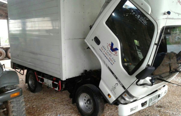 สีล้อ อีซูชุ NKR100โบว์ปี49หัางแทั ป้ายเล็กไม่ติดวลา สภาพดีสวยเดิมทั้งคัน ล่างใหญ่เพาลอย พร้อมใช้งาน ทะเบียนพร้อมโอน