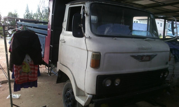 ขายด่วนรถ6ล้อดั้มKM 300เครือง 100แรงรถสวยเดิมดั้มยาว3,7.ม