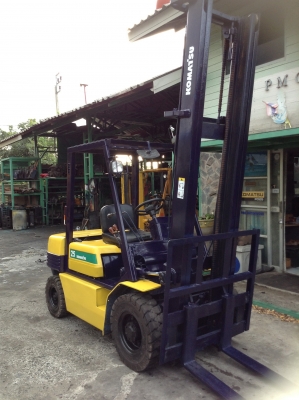 +++ ขายโฟล์คลิฟท์  KOMATSU FD25-11  ขนาด 2.5  ตัน  เครื่องยนต์ดีเซล  เสา  5  เมตร  เกียร์ธรรมดา  งา  1,070  มม.  ยางตัน