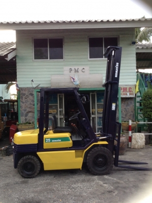 +++ ขายโฟล์คลิฟท์  KOMATSU FD25-11  ขนาด 2.5  ตัน  เครื่องยนต์ดีเซล  เสา  5  เมตร  เกียร์ธรรมดา  งา  1,070  มม.  ยางตัน