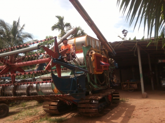 ขายรถเกี่ยวคับตามรูปเลย 10 ht ขาย 430,000 บพร้อมโซ่ 1 คู่ ไม่ต้องต่อลดราคา ขายด่วนครับ