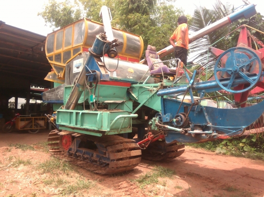 ขายรถเกี่ยวคับตามรูปเลย 10 ht ขาย 430,000 บพร้อมโซ่ 1 คู่ ไม่ต้องต่อลดราคา ขายด่วนครับ