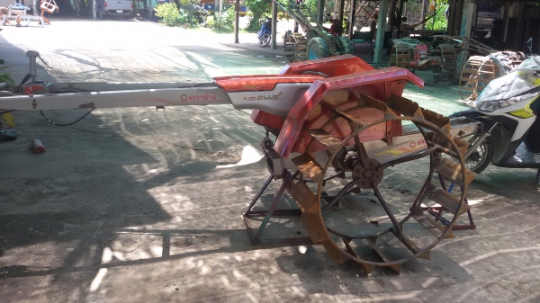 ขายรถไถนาเดินตาม4เกียร์สยามคูโบต้าล้อใหญ่มีกะโปง ราคา26000บาท สนใจโทร 0813655997 อำพร พาเจริญ ราคานี้ยังต่อลองได้อีกนะครับ รถอยู่วังบัว อ คลองขลุง จ กำแพงเพชร .