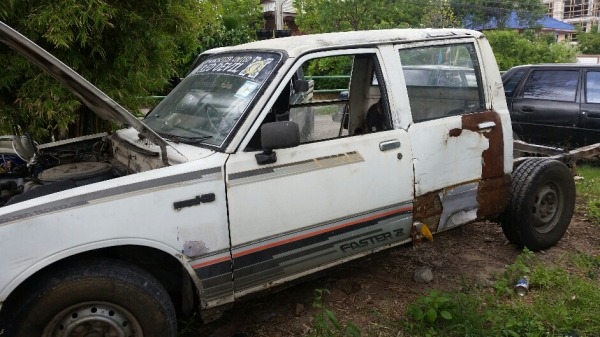 ISUZU KB 4ประตู สีขาว เครื่องเดิม2200 ทะเบียน ขายตามสภาพ 25,000 บาท