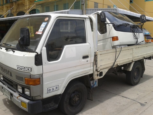 หัวเก๋ง  TOYOTA ฺ BU102 ไฟหน้าหวานการ์ตูน สวยๆ   จากญี่ปุ่น