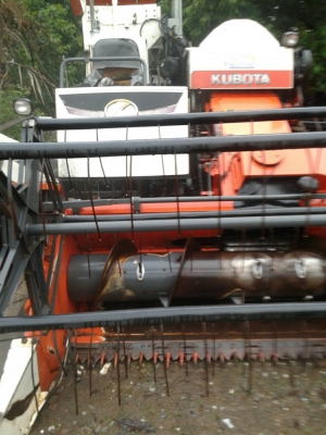 รถเกี่ยวข้าวคูโบต้า DC  60 plus