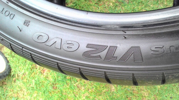 255/35R18 HANKOOK  และ PIRALLI  มี 2 เส้น  tel.081-427-3941