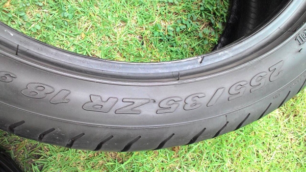 255/35R18 HANKOOK  และ PIRALLI  มี 2 เส้น  tel.081-427-3941