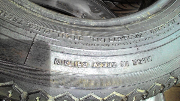 ยางตุ๊กๆ ขอบ 12  เบอร์ 145/70R12  มี 1 เส้น tel.081-427-3941