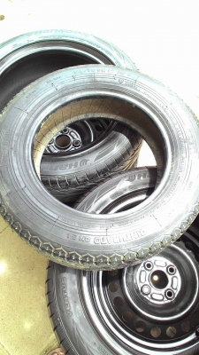 ยางตุ๊กๆ ขอบ 12  เบอร์ 145/70R12  มี 1 เส้น tel.081-427-3941
