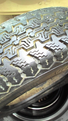 ยางตุ๊กๆ ขอบ 12  เบอร์ 145/70R12  มี 1 เส้น tel.081-427-3941