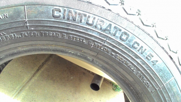 ยางตุ๊กๆ ขอบ 12  เบอร์ 145/70R12  มี 1 เส้น tel.081-427-3941