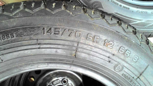 ยางตุ๊กๆ ขอบ 12  เบอร์ 145/70R12  มี 1 เส้น tel.081-427-3941