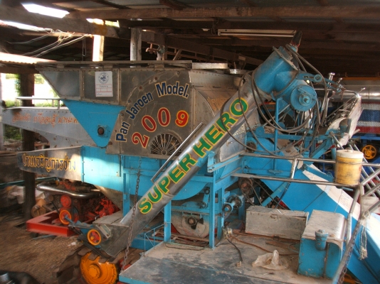 ขายรถเกี่ยวข้าง ปานเจริญ อุ้ม 2.5 ตัน เครื่องยนต์ฮีโน่ JO8C เทอร์โบ 260 แรงม้า ปั้มไดกิ๊นส์ เบอร์ 22