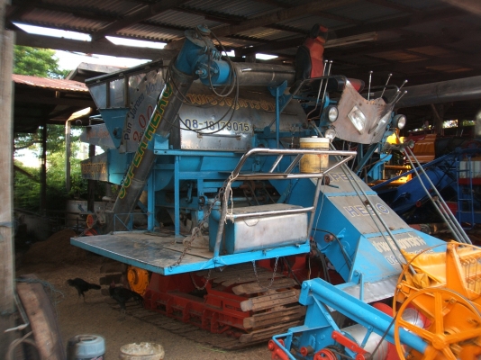 ขายรถเกี่ยวข้าง ปานเจริญ อุ้ม 2.5 ตัน เครื่องยนต์ฮีโน่ JO8C เทอร์โบ 260 แรงม้า ปั้มไดกิ๊นส์ เบอร์ 22