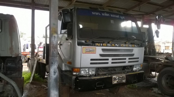 ขายเทนเลอร์ 10 ล้อ 2 เพลา NISSAN UD เครื่อง V8 สูบ 320 แรงม้า คัสซีสวยตลอดเส้น หางเทนเลอร์ต่อใหม่ ทะเบียนพร้อมโอนครับ