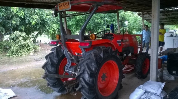 ขายรถไถ KUBOTA L4708 ปี 55 สภาพสวยเอกสารเล่มทะเบียนครบ อุปกรณ์มีผานดันหน้า ผาน 5 และโรตารี่ ราคาคุยกันได้ครับ