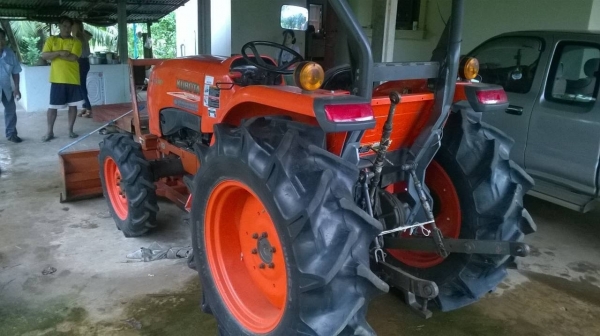 ขายรถไถ KUBOTA L4708 ปี 55 สภาพสวยเอกสารเล่มทะเบียนครบ อุปกรณ์มีผานดันหน้า ผาน 5 และโรตารี่ ราคาคุยกันได้ครับ