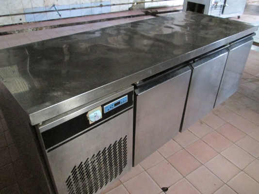 ร้านอาหารใหญ่ครับ    อยากได้อะไรบอกผมครับ   ราคากันเองครับ