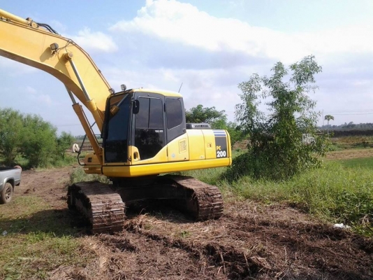 ต้องการขายรถรถแมคโค KOMATSU PC200-7 เก่าญี่ปุ่น 4 เดือน Tel.086-2659001
