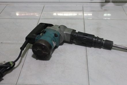 เครื่องสกัดคอนกรีต makita hm 0810 (แท้) สภาพพร้อมใช้งานครับ