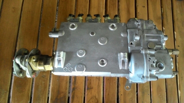 ขายปั๊มเชื้อเพลิงเครื่องยนต์ แบคโค Komatsu PC 200-3