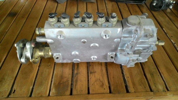 ขายปั๊มเชื้อเพลิงเครื่องยนต์ แบคโค Komatsu PC 200-3