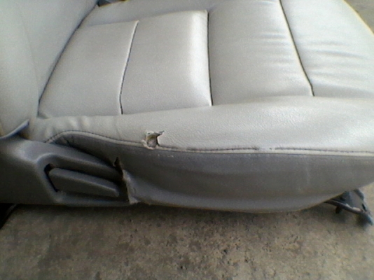 เบาะคู่หน้ารถตู้คอมมูเตอร์ปี2007 หุ้มหนัง พร้อมขายึด 2000บาท  แถมฟรี!!! กล่องข้างคนขับด้วยเลยครับ อยู่ดอนเมืองTEL0890671028 ID Line arnat1028