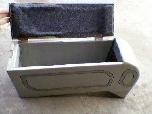 เบาะคู่หน้ารถตู้คอมมูเตอร์ปี2007 หุ้มหนัง พร้อมขายึด 2000บาท  แถมฟรี!!! กล่องข้างคนขับด้วยเลยครับ อยู่ดอนเมืองTEL0890671028 ID Line arnat1028