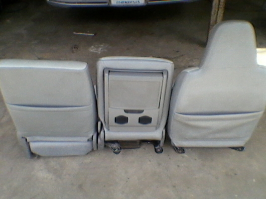 เบาะคู่หน้ารถตู้คอมมูเตอร์ปี2007 หุ้มหนัง พร้อมขายึด 2000บาท  แถมฟรี!!! กล่องข้างคนขับด้วยเลยครับ อยู่ดอนเมืองTEL0890671028 ID Line arnat1028