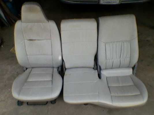 เบาะคู่หน้ารถตู้คอมมูเตอร์ปี2007 หุ้มหนัง พร้อมขายึด 2000บาท  แถมฟรี!!! กล่องข้างคนขับด้วยเลยครับ อยู่ดอนเมืองTEL0890671028 ID Line arnat1028