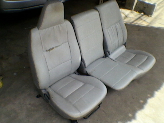 เบาะคู่หน้ารถตู้คอมมูเตอร์ปี2007 หุ้มหนัง พร้อมขายึด 2000บาท  แถมฟรี!!! กล่องข้างคนขับด้วยเลยครับ อยู่ดอนเมืองTEL0890671028 ID Line arnat1028